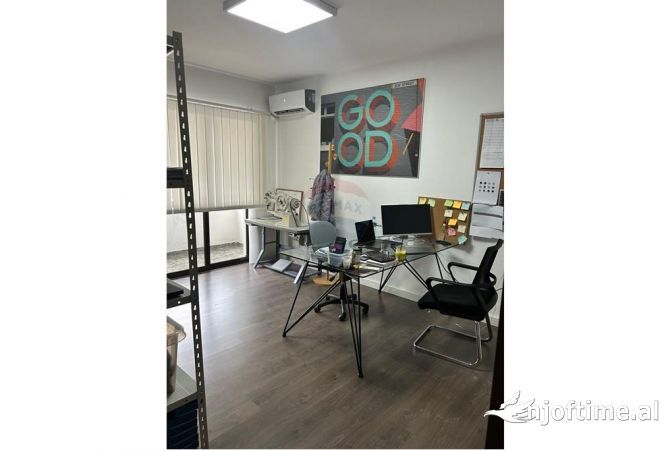 Ambiente Commerciale in Affitto 3+1 a Tirana - 1,000 Euro