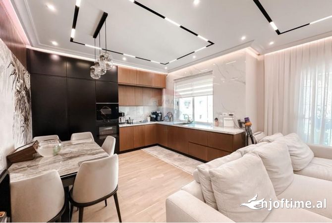 Shtepi ne shitje Apartament ne Tirane, 2+1, Mobilimi E mobiluar, Pagesa 249,000  Euro.