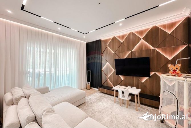 Shitet Apartament 2+1 Tek Liqeni i Thate 