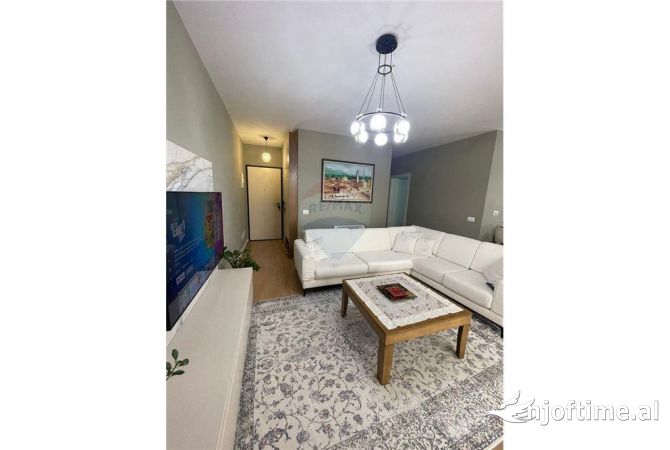 Shitet Apartament 2+1+2 Tek 21 Dhjetori