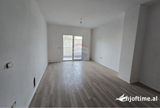 Shtepi ne shitje Apartament ne Tirane, 1+1, Mobilimi Bosh, pa mobiluar, Pagesa 115,000  Euro.