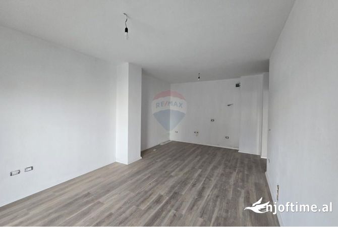 Shtepi ne shitje Apartament ne Tirane, 1+1, Mobilimi Bosh, pa mobiluar, Pagesa 115,000  Euro.
