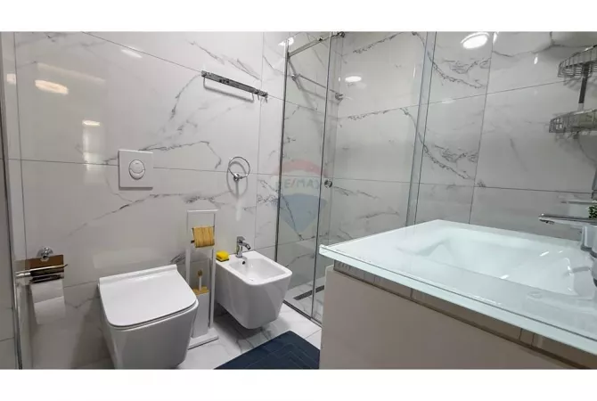 Shtepi me qera Apartament ne Tirane, 1+1, Mobilimi E mobiluar, Pagesa 1,300  Euro.