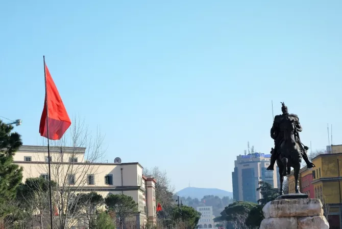 Zyre - Me Qera - Sheshi Skenderbej - Tirane