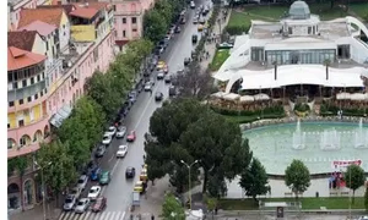 Jepet dyqan me qera buze rruge tek Shallvaret 