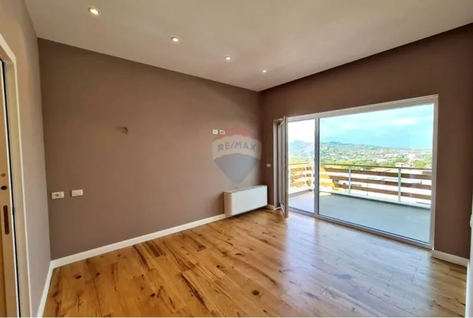 Villa di lusso in vendita a Tirana 5+1, SemiArredato
