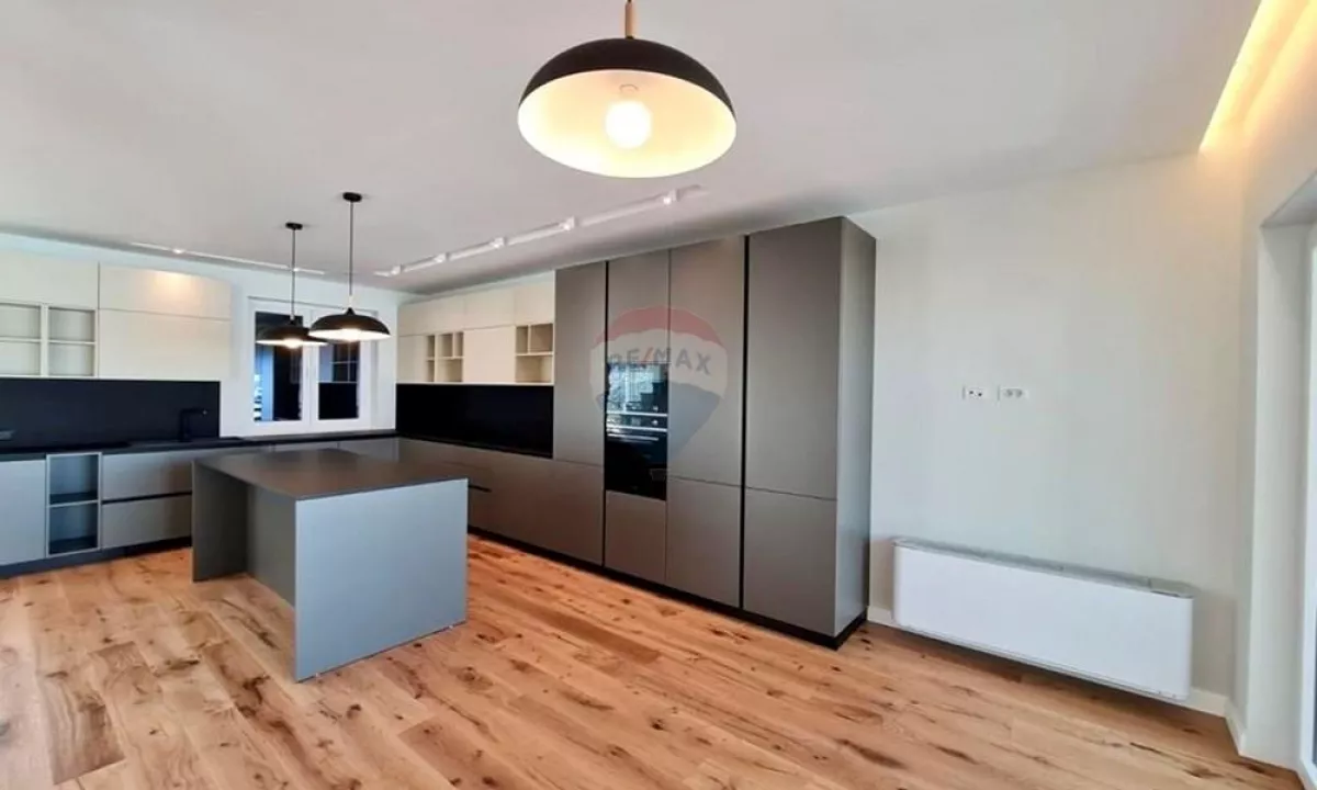 Villa di lusso in vendita a Tirana 5+1, SemiArredato