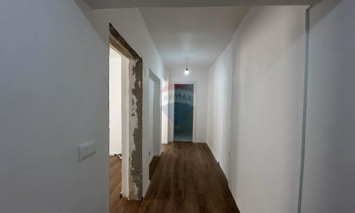 Shtepi ne shitje Apartament ne Tirane, 1+1, Mobilimi Bosh, pa mobiluar, Pagesa 167,000  Euro.