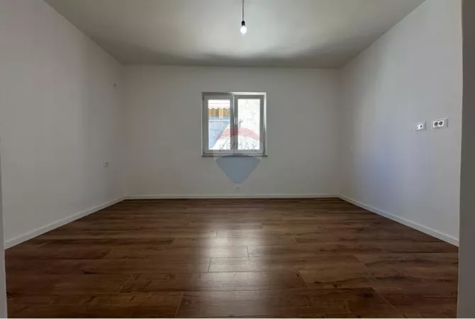 Shtepi ne shitje Apartament ne Tirane, 1+1, Mobilimi Bosh, pa mobiluar, Pagesa 167,000  Euro.