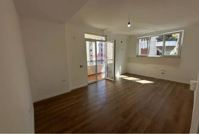 Shtepi ne shitje Apartament ne Tirane, 1+1, Mobilimi Bosh, pa mobiluar, Pagesa 167,000  Euro.