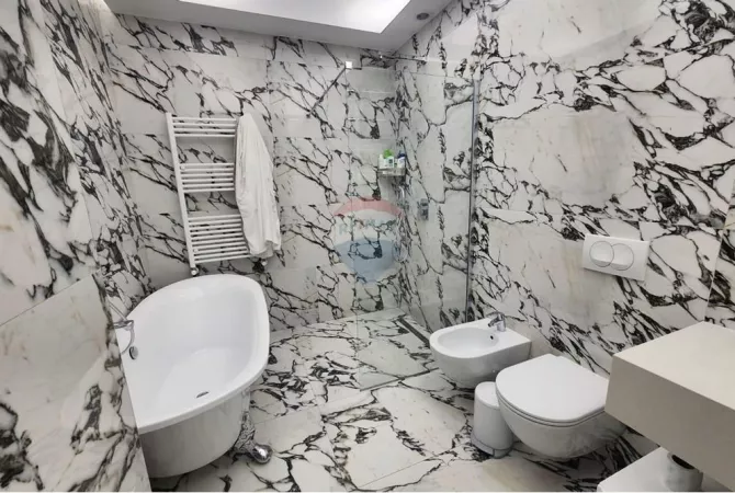 Shtepi ne shitje Penthose(kati i fundit panoramik) ne Tirane, 3+1, Mobilimi E mobiluar, Pagesa 420,000  Euro.