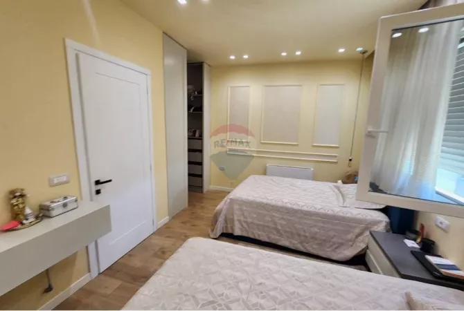 Shtepi ne shitje Penthose(kati i fundit panoramik) ne Tirane, 3+1, Mobilimi E mobiluar, Pagesa 420,000  Euro.