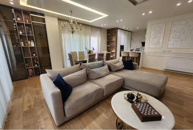 Shitet Super Penthouse tek Liqeni i Thate