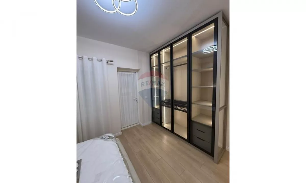 Shtepi ne shitje Apartament ne Tirane, 2+1, Mobilimi E mobiluar, Pagesa 250,000  Euro.