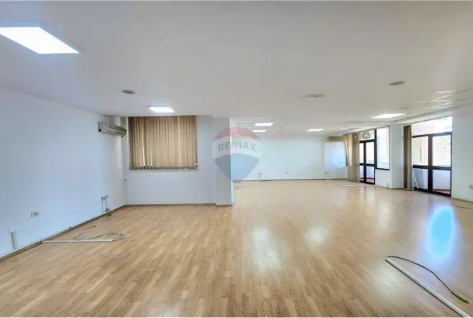 Business Property for Rent 3+1 in Tirana - 2,350 Euro