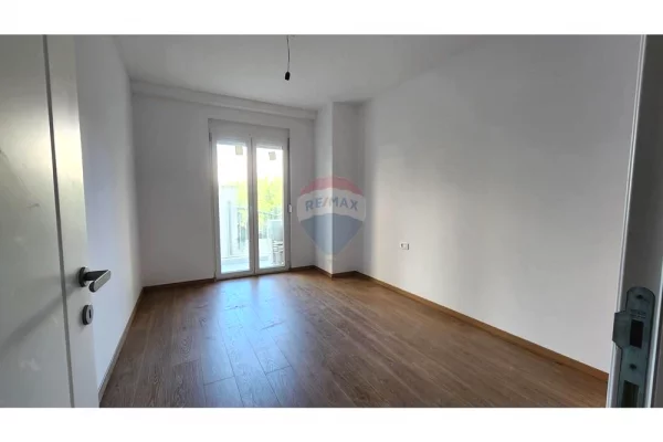 Shtepi ne shitje Apartament ne Tirane, 2+1, Mobilimi Bosh, pa mobiluar, Pagesa 385,000  Euro.