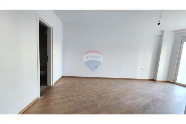 Shtepi ne shitje Apartament ne Tirane, 2+1, Mobilimi Bosh, pa mobiluar, Pagesa 385,000  Euro.