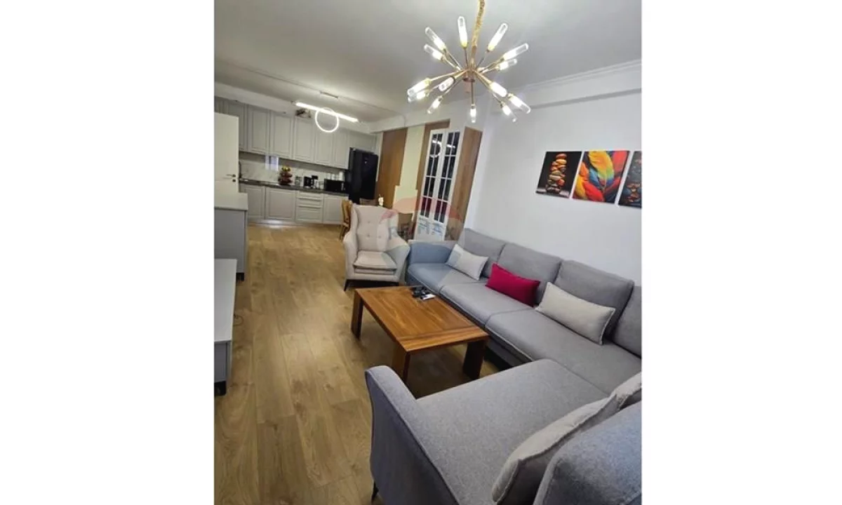Shtepi ne shitje Apartament ne Tirane, 3+1, Mobilimi E mobiluar, Pagesa 180,000  Euro.
