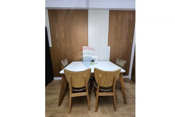 Shtepi ne shitje Apartament ne Tirane, 3+1, Mobilimi E mobiluar, Pagesa 180,000  Euro.