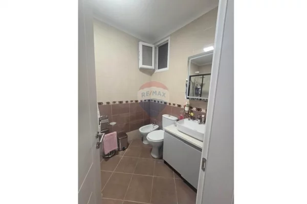 Shtepi ne shitje Apartament ne Tirane, 3+1, Mobilimi E mobiluar, Pagesa 180,000  Euro.