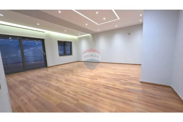 Business Property for Rent 3+1 in Tirana - 1,600 Euro