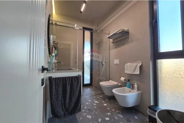 Shtepi ne shitje Apartament ne Tirane, 2+1, Mobilimi E mobiluar, Pagesa 470,000  Euro.