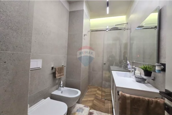 Shtepi ne shitje Apartament ne Tirane, 2+1, Mobilimi E mobiluar, Pagesa 470,000  Euro.
