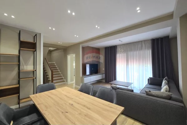 Shtepi ne shitje Duplex(shtepi me 2 kate) ne Tirane, 4+1, Mobilimi E mobiluar, Pagesa 470,000  Euro.