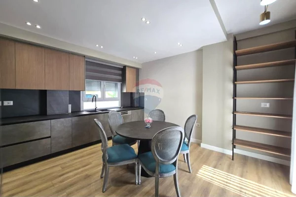 Shtepi ne shitje Duplex(shtepi me 2 kate) ne Tirane, 4+1, Mobilimi E mobiluar, Pagesa 470,000  Euro.