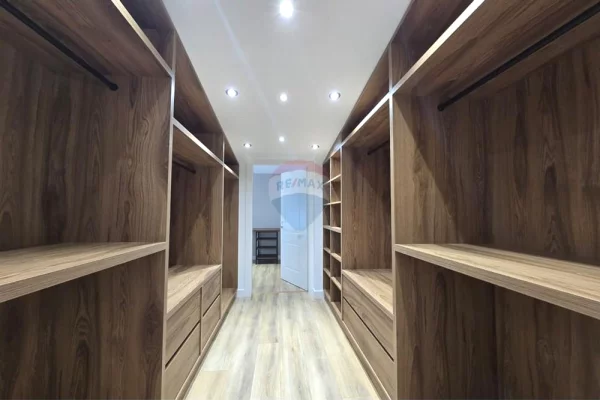 Shtepi ne shitje Duplex(shtepi me 2 kate) ne Tirane, 4+1, Mobilimi E mobiluar, Pagesa 470,000  Euro.