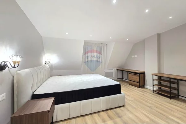 Shtepi ne shitje Duplex(shtepi me 2 kate) ne Tirane, 4+1, Mobilimi E mobiluar, Pagesa 470,000  Euro.