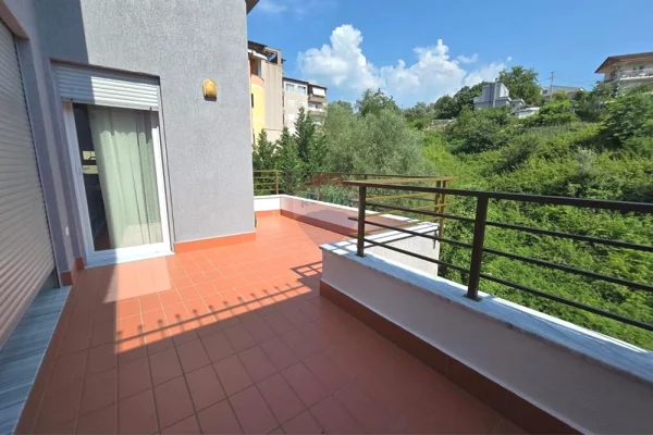 Shtepi ne shitje Duplex(shtepi me 2 kate) ne Tirane, 4+1, Mobilimi E mobiluar, Pagesa 470,000  Euro.