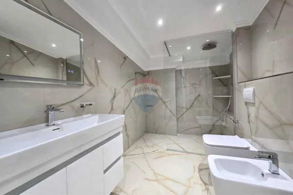 Shtepi ne shitje Duplex(shtepi me 2 kate) ne Tirane, 4+1, Mobilimi E mobiluar, Pagesa 470,000  Euro.