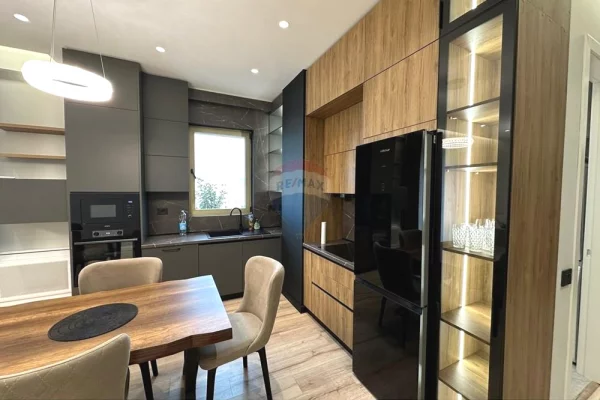 Shtepi me qera Apartament ne Tirane, 2+1, Mobilimi E mobiluar, Pagesa 2,100  Euro.