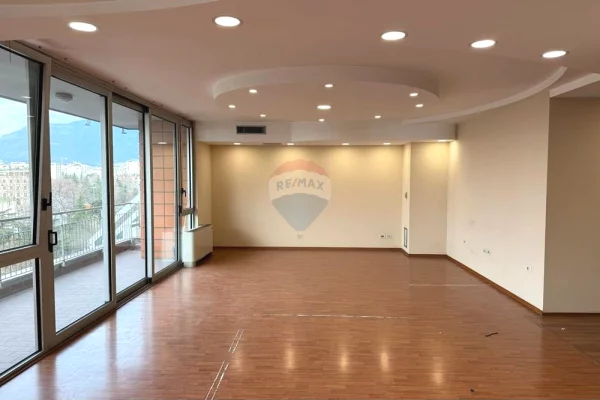 Ambient biznesi me qera 3+1 ne Tirane - 3,000 Euro