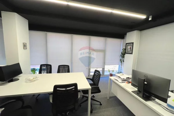 Zyre me qera tek Pazari i Ri