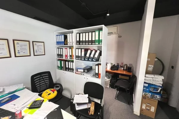 Zyre me qera tek Pazari i Ri