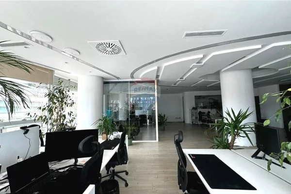 Ambient biznesi me qera 3+1 ne Tirane - 590,000 Leke