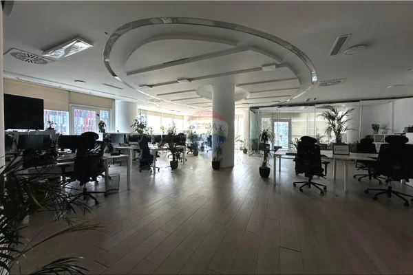 Ambient biznesi me qera 3+1 ne Tirane - 590,000 Leke