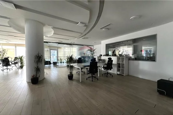 Ambient biznesi me qera 3+1 ne Tirane - 590,000 Leke