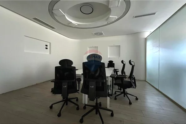 Zyre me qera tek Stadiumi Air Albania