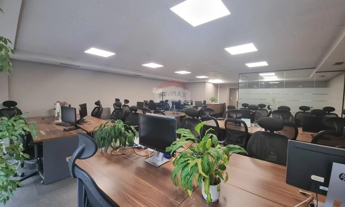 Zyre 150 m2 me qera ne Bllok