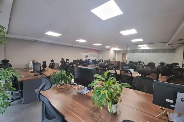 Ambient biznesi me qera 3+1 ne Tirane - 2,650 Euro