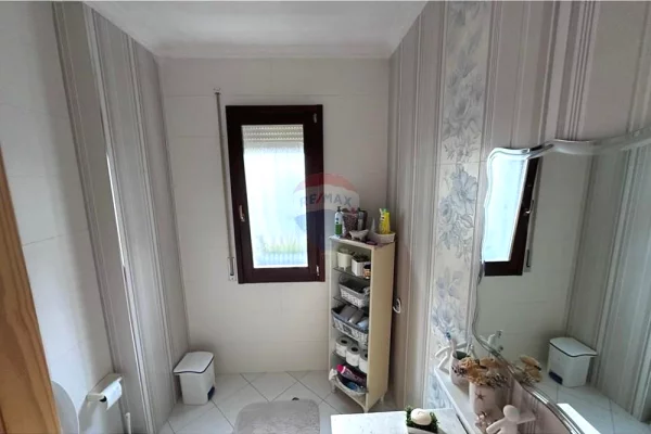 Shtepi ne shitje Apartament ne Tirane, 2+1, Mobilimi E mobiluar, Pagesa 190,000  Euro.