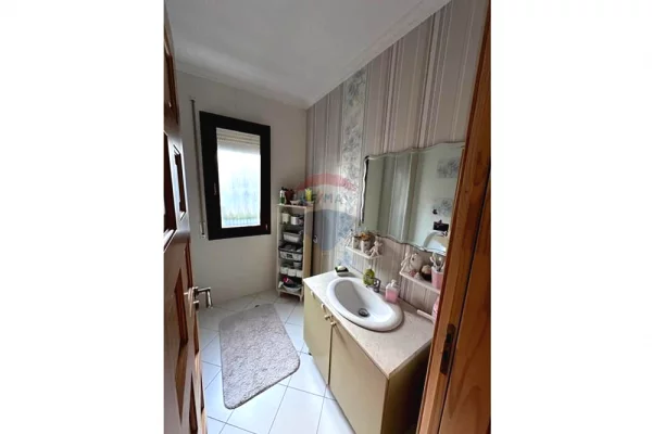 Shtepi ne shitje Apartament ne Tirane, 2+1, Mobilimi E mobiluar, Pagesa 190,000  Euro.