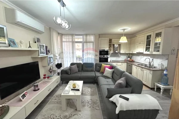 Shitet Apartament 2+1+2 tek Kopshti Botanik