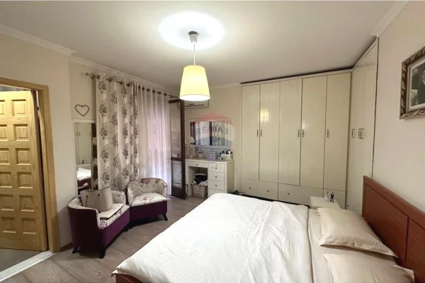 Shtepi ne shitje Apartament ne Tirane, 2+1, Mobilimi E mobiluar, Pagesa 190,000  Euro.