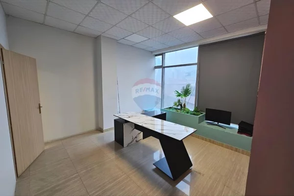 🏢✨ Jepet me qira Ambient Komercial – Selvia