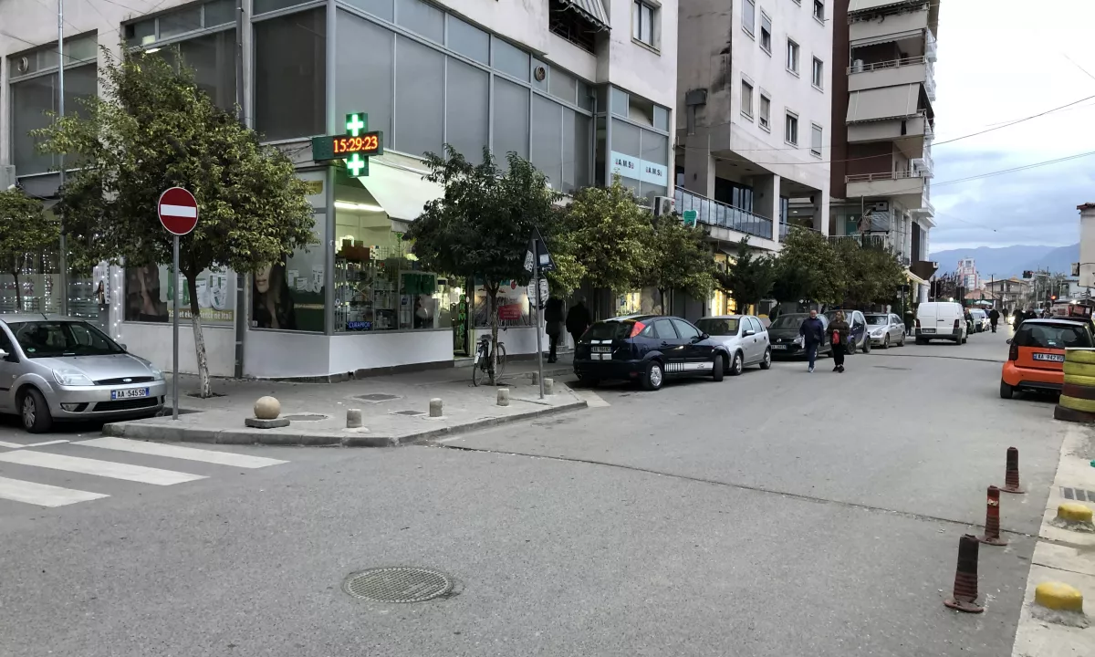 Prane rruges kryesore Bar Oslo