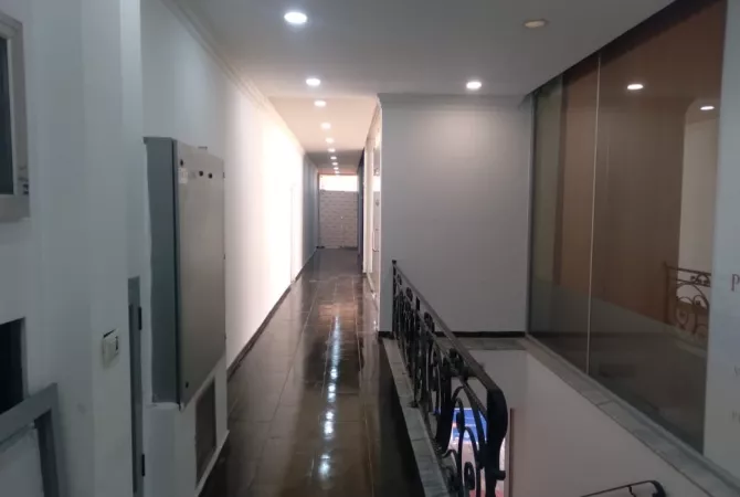 Prane rruges kryesore Bar Oslo